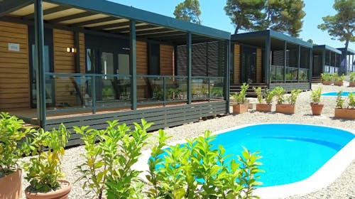 Park Villas by Morenia - Najam Deluxe kamping vile s privatnim bazenom, Podaca, Makarska rivijera, Dalmacija, Hrvatska - 352 EUR - 2x noćenje u kamping vili s privatnim grijanim bazenom za do 6 osoba (max. 4 odrasle osobe i 2 djece do 11,99 godina), Korištenje hotelskih grijanih vanjskih bazena