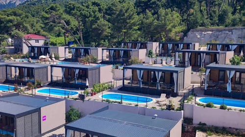 Park Villas by Morenia - All inclusive odmor u Deluxe kamping vile s privatnim bazenom, Podaca, Makarska rivijera, Dalmacija, Hrvatska - 616 EUR - 2x noćenje u kamping vili s privatnim grijanim bazenom za do 6 osoba (max. 4 odrasle osobe i 2 djece do 11,99 godina), All inclusive