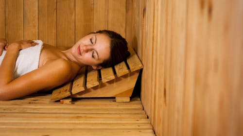 ECO Hotel Center - Najam saune - Prijepodnevni termin, Postojna, Slovenija - 45 EUR - 2,5-satno korištenje finske saune za 2 osobe, 2x čaša hladnog pjenušsavog vina