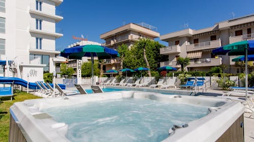 Hotel Cosmopol Cesenatico - Odmor u Italiji, Cesenatico, Italija - 1.750 EUR - 7x noćenje u četverokrevetnoj sobi s balkonom za 2 osobe (2 djece do 14 godina besplatno), All inclusive