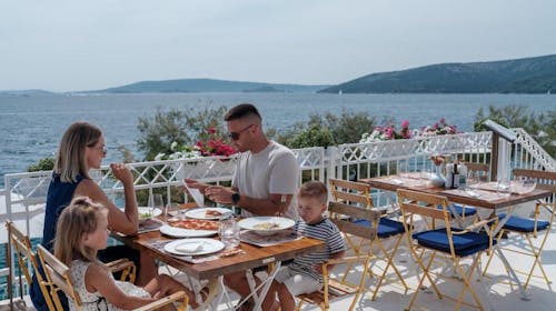 Amadria Park Camp Trogir - Pozdrav ljetu u predivnom Trogiru, Seget Vranjica, Trogir, Hrvatska - 316 EUR - 2x noćenje u Standard mobilnoj kućici za do 6 osoba (4 odrasle osobe i 2 djece do 11,99 godina besplatno), Piće dobrodošlice prilikom prijave