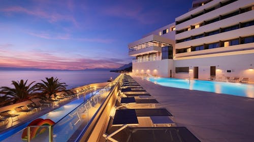 Medora Auri Family Beach Resort - Svibanjski odmor u Dalmaciji uz korištenje vanjskih grijanih bazena, Podgora, Makarska rivijera, Dalmacija, Hrvatska - 353 EUR - 2x noćenje u Comfort dvokrevetnoj sobi u glavnoj zgradi 2 osobe (1. dijete do 15,99 godina besplatno), Polupansion