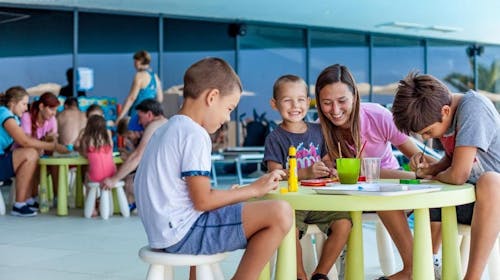 Medora Auri Family Beach Resort - Svibanjski obiteljski odmor s grijanim vanjskim bazenom, Podgora, Makarska rivijera, Dalmacija, Hrvatska - 565 EUR - 2x noćenje u Superior obiteljskoj sobi hotelske rezidencije (djelomičan pogled more) za 2 osobe (2 djece do 17,99 godina besplatno), Polupansion