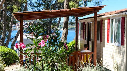 Kamp Rožac - Comfort kućica - Pozdrav ljetu u Trogiru, Okrug Gornji, Trogir, Dalmacija, Hrvatska - 875 EUR - 7x noćenje u mobilnoj kućici Comfort za 4 osobe (1 dijete do 11,99 godina besplatno), Korištenje posteljnine i ručnika