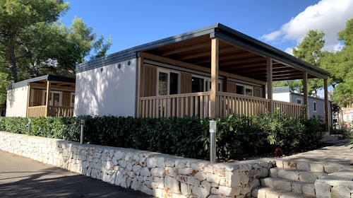 Kamp Rožac - Premium kućica - Pozdrav ljetu u Trogiru, Okrug Gornji, Trogir, Dalmacija, Hrvatska - 540 EUR - 4x noćenje u mobilnoj kućici Premium za 4 osobe (1 dijete do 11,99 godina besplatno), Korištenje posteljnine i ručnika