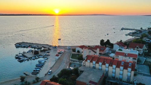 Hotel Beni - Ljeto u Dalmaciji, Vrsi, Dalmacija, Hrvatska - 980 EUR - 7x noćenje u dvokrevetnoj sobi za 2 osobe (2 djece do 6 godina besplatno), Polupansion