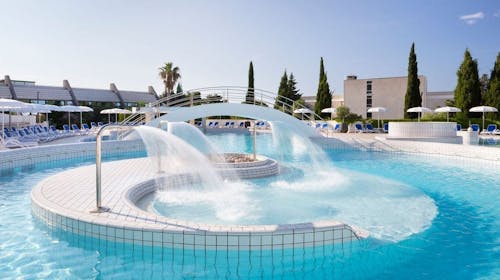 Bluesun Holiday Village Bonaca - Pozdrav ljetu s punim pansionom u Bolu, Bol, otok Brač, Dalmacija, Hrvatska - 660 EUR - 3x noćenje u Superior dvokrevetnoj sobi s balkonom (morska strana) za 2 osobe (1 dijete do 13,99 godina i 1 dijete do 2,99 godina besplatno), Puni pansion