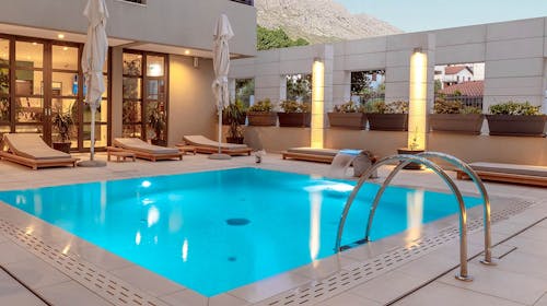 Hotel Nestos - Last minute bogati paket opuštanja na omiškoj rivijeri, Omiš, Dalmacija, Hrvatska - 229 EUR - 2x noćenje u Superior dvokrevetnoj sobi s dodatnim ležajem i balkonom za 2 osobe (dijete do 4,99 godina i dijete do 6,99 godina besplatno), Polupansion