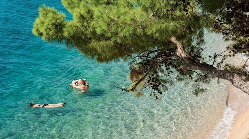 Sagitta Holiday Resort - Obiteljski početak ljeta u Omišu - Superior soba, Omiš, Dalmacija, Hrvatska - 369 EUR - 2x noćenje u Superior dvokrevetnoj sobi s balkonom (morska strana) za 2 osobe (1 dijete do 13,99 godina i 1 dijete do 7,99 godina besplatno), All inclusive