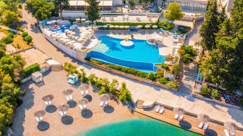 Aminess Vival Port9 Resort - Obiteljski kraj ljeta na Korčuli, Korčula, Dalmacija, Hrvatska - 251 EUR - 2x noćenje u dvokrevetnoj Superior sobi s balkonom strana park za 2 osobe (1 dijete do 9,99 godina besplatno), Polupansion