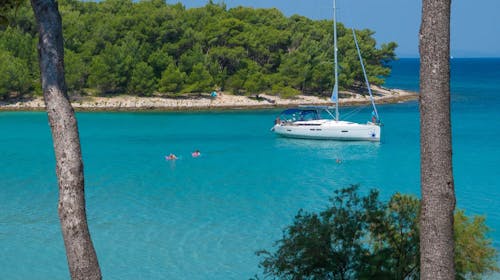 Aminess Vival Velaris Resort - Obiteljsko ljeto na Braču, Supetar, otok Brač, Dalmacija, Hrvatska - 1.092 EUR - 4x noćenje u dvokrevetnoj Superior sobi s balkonom (pogled park) za 2 osobe (1 dijete do 9,99 godina besplatno), Polupansion