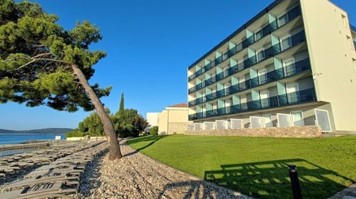 Villa Arausa - Obiteljsko all inclusive light ljeto, Vodice, Dalmacija, Hrvatska - 1.376 EUR - 5x noćenje u dvokrevetnoj Standard sobi s balkonom morska strana za 2 osobe (1 dijete do 11,99 godina i 2. dijete do 2,99 godina besplatno), All inclusive light