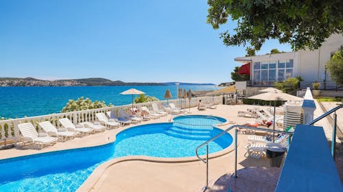 Hotel Val - Ljeto u Trogiru, Seget Donji, Trogir, Dalmacija, Hrvatska - 504 EUR - 5x noćenje u dvokrevetnoj Classic sobi (park strana) za 2 osobe (1. dijete do 2,99 godina i 2. dijete do 11,99 godina besplatno), Buffet doručak