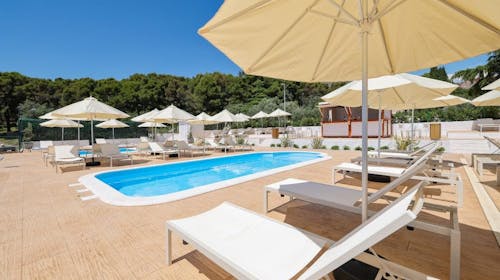 Apartmani Medena - Last minute ljeto s polupansionom u Trogiru za 4 osobe, Donji Seget, Trogir, Dalmacija, Hrvatska - 529 EUR - 2x noćenje u Superior apartmanu B (4+1) za 4 odrasle osobe (1 dijete do 11,99 godina besplatno), Polupansion