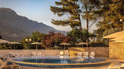 Aminess Younique Liburna Hotel - Obiteljsko ljeto na Korčuli, Korčula, Dalmacija, Hrvatska - 377 EUR - 2x noćenje u dvokrevetnoj Superior sobi s balkonom za 2 osobe (1 dijete do 9,99 godina besplatno), Polupansion