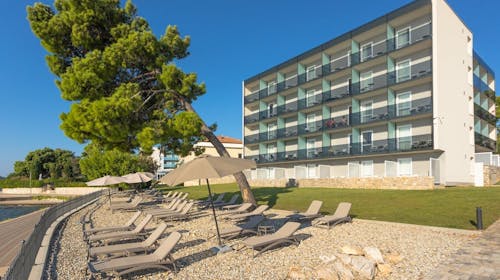 Villas Arausana & Antonina - Početak i kraj ljeta uz more, Vodice, Dalmacija, Hrvatska - 292 EUR - 2x noćenje u dvokrevetnoj sobi s balkonom (morska strana) za 2 osobe (1 dijete do 11,99 godina i 2. dijete do 2,99 godina besplatno), Polupansion