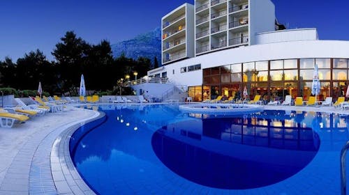 Hotel Horizont - Ljeto na makarskoj rivijeri, Baška Voda, Makarska rivijera, Dalmacija, Hrvatska - 476 EUR - 2x noćenje u Standard dvokrevetnoj sobi s balkonom za 2 osobe, Polupansion (buffet doručak i večera)