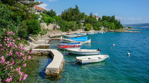 Hotel Riviera - Bijeg u srce prirode i jadranske obale, Starigrad, Paklenica, Dalmacija, Hrvatska - 390 EUR - 3x noćenje u četverokrevetnoj sobi za do 4 osobe (4 odrasle osobe ili 2 odrasle i 2 djece besplatno), Doručak