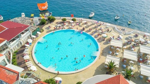 Hotel Katarina - Last minute ljeto za velike obitelji u Selcu, Selce, Hrvatska - 2.389 EUR - 7x noćenje u Superior obiteljskoj sobi s francuskim balkonom (2 povezane sobe) za 2 osobe (4 djece do 11,99 godina besplatno), Polupansion