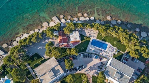 Villas Arausana & Antonina - Ljeto uz more - Posebna akcijska cijena, Vodice, Dalmacija, Hrvatska - 504 EUR - 3x noćenje u dvokrevetnoj sobi s pomoćnim ležajem i balkonom (morska strana) za 2 osobe (1 dijete do 11,99 godina i 2. dijete do 2,99 godina besplatno), Polupansion