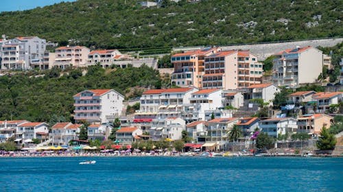 Hotel Adria - Ljetni odmor u Neumu, Neum, Bosna i Hercegovina - 322 EUR - 3x noćenje u dvokrevetnoj sobi za 2 osobe (dijete do 7 godina besplatno), Doručak