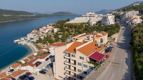 Hotel Adria - Ljetni odmor u Neumu, Neum, Bosna i Hercegovina - 767 EUR - 5x noćenje u trokrevetnoj sobi za 3 osobe (dijete do 7 godina besplatno), Polupanison