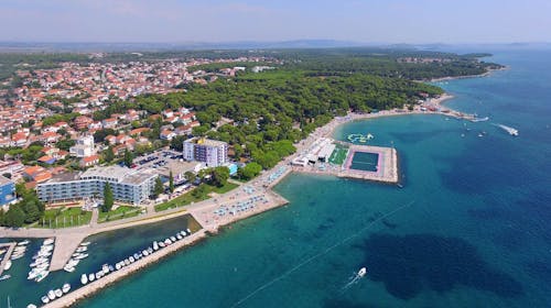 Ilirija Resort - Hotel Ilirija - Last minute ljeto s punim pansionom u Biogradu, Biograd na Moru, Dalmacija, Hrvatska - 799 EUR - 3x noćenje u dvokrevetnoj Superior sobi za 2 osobe (1 dijete do 12 godina i 1 dijete do 7 godina besplatno), Puni pansion