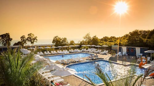 Aminess Planet Camping Maravea Resort - Last minute ljeto po akcijskoj cijeni, Novigrad, Istra, Hrvatska - 480 EUR - 2x noćenje u Maravea Premium Holiday Home za do 6 osoba (4 odrasle osobe i 2 djece do 11,99 godina ili 5 odraslih osoba), Trošak plina, vode i struje