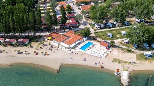 Kamp Almissa - Odmor u Dalmaciji - Mobilna kućica Adria Superior - Posebna akcijska cijena, Omiš, Dalmacija, Hrvatska - 1.247 EUR - 5x noćenje u mobilnoj kućici Adria Superior 4+1 (C2 zona, zadnji red) za do 5 osoba (4 odrasle osobe i 1 dijete do 11,99 godina), Korištenje posteljine i ručnika