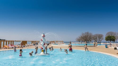 Apartmani Polynesia Plava Laguna - Ljeto u Istri, Umag, Istra, Hrvatska - 371 EUR - 3x noćenje u Studio Economy apartmanu 2+1 strana park za 3 osobe, Korištenje vanjskog bazena za odrasle i bazena za djecu
