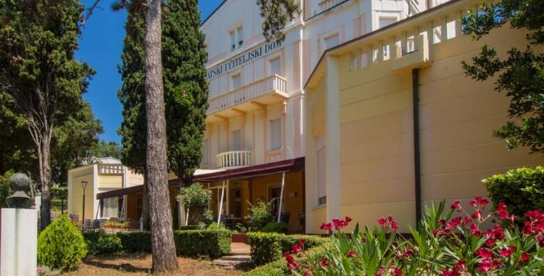 Špica sezone u Hotelu Villa Ružica 3*, Crikvenica - 2 ili 3 noćenja s polupansionom za 2 osobe + 1 dijete do 5,99 godina